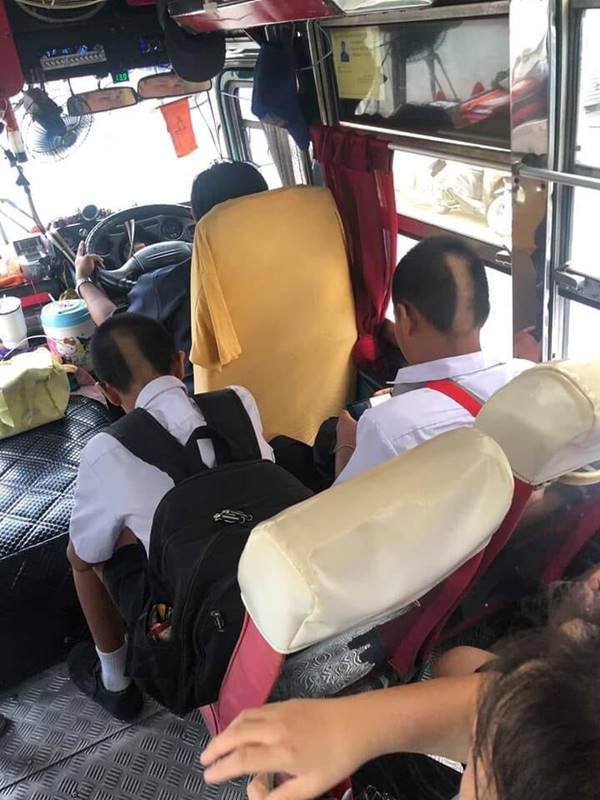 เด็กนักเรียนถูกกล้อนผม