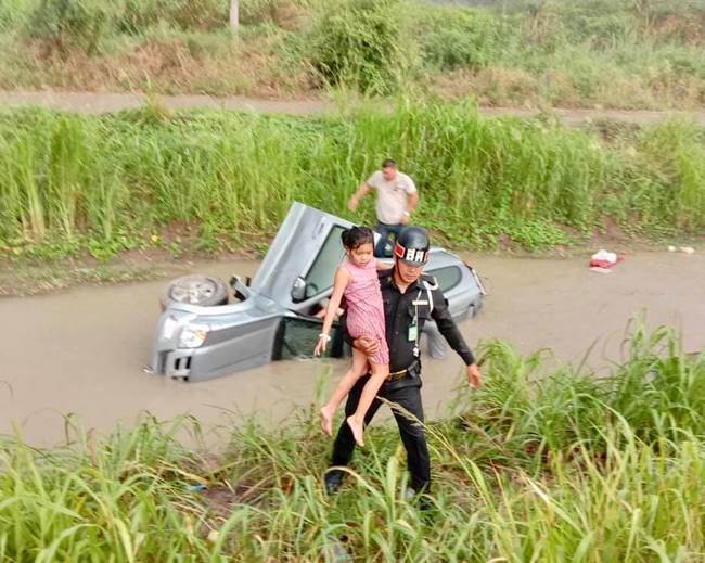 สารวัตรทหารบก รุดช่วยเด็กหญิงไม่ให้จมน้ำ