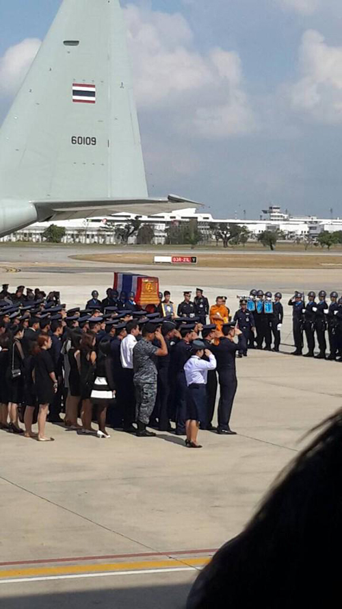 กองทัพอากาศจัดพิธีรับศพ ผู้กองเอฟ นพนนท์ นิวาศานนท์ ผบ.ทอ. ยกเป็นวีรบุรุษ 