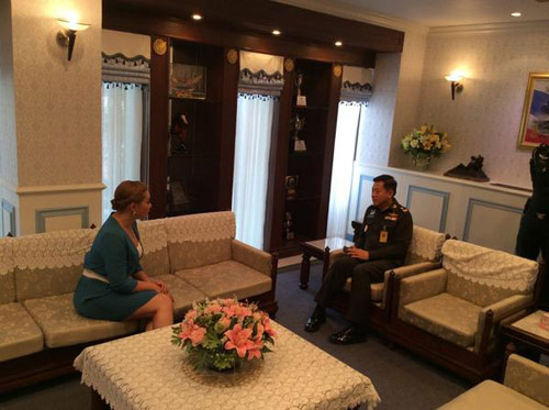 บุ๋ม ปนัดดา หอบแสนรายชื่อยื่น คสช. เพิ่มโทษคดีข่มขืน