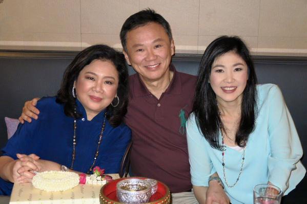 ภาพชุด ยิ่งลักษณ์ รดน้ำครอบครัวชินวัตร-ไหว้อัฐิบรรพบุรุษ 