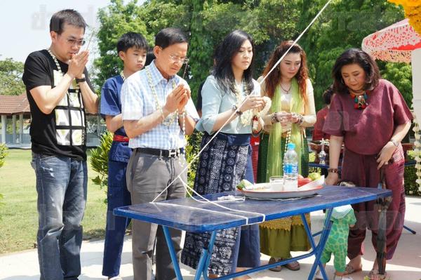 ภาพชุด ยิ่งลักษณ์ รดน้ำครอบครัวชินวัตร-ไหว้อัฐิบรรพบุรุษ