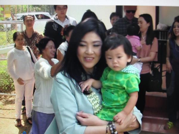 ภาพชุด ยิ่งลักษณ์ รดน้ำครอบครัวชินวัตร-ไหว้อัฐิบรรพบุรุษ