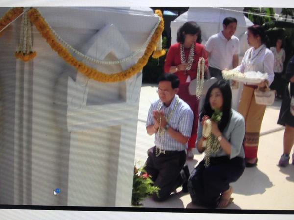 ภาพชุด ยิ่งลักษณ์ รดน้ำครอบครัวชินวัตร-ไหว้อัฐิบรรพบุรุษ