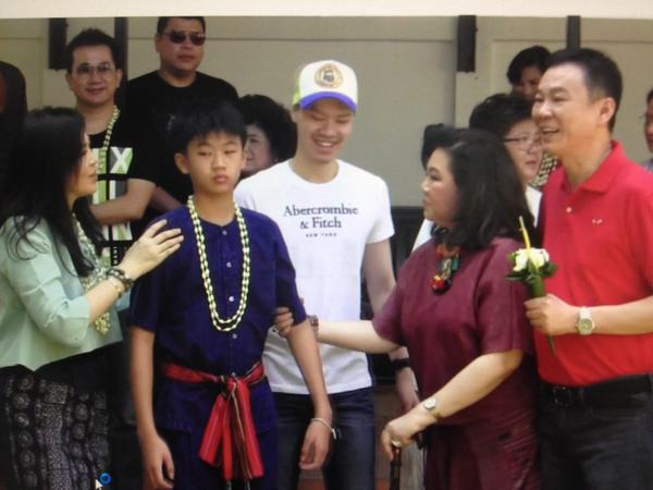 ภาพชุด ยิ่งลักษณ์ รดน้ำครอบครัวชินวัตร-ไหว้อัฐิบรรพบุรุษ