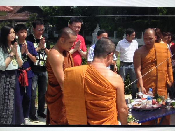 ภาพชุด ยิ่งลักษณ์ รดน้ำครอบครัวชินวัตร-ไหว้อัฐิบรรพบุรุษ