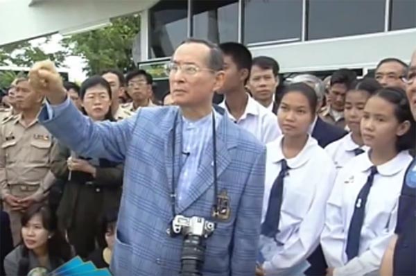 ย้อนชมในหลวง ร.9 เมื่อครั้งพระพลานามัยแข็งแรง ตรัสเรื่องฝนหลวงกับนักเรียน