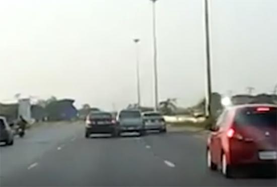 เตือนภัยผู้ใช้รถ แก๊งตบทรัพย์หลอกเฉี่ยวชนเรียกค่าเสียหาย (มีคลิป)