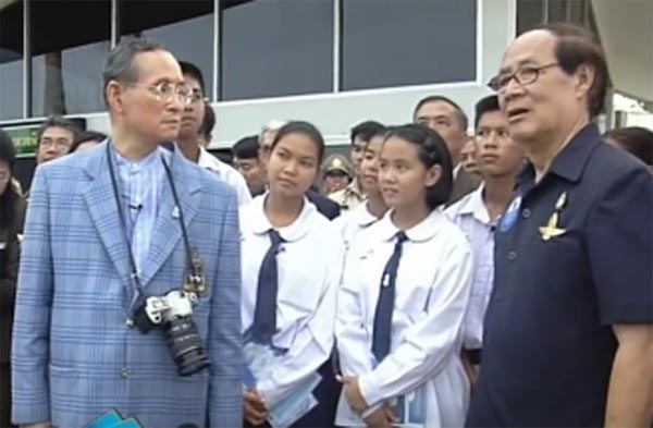 ย้อนชมในหลวง ร.9 เมื่อครั้งพระพลานามัยแข็งแรง ตรัสเรื่องฝนหลวงกับนักเรียน