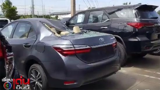 รถเทรลเลอร์ล้อหลุดกระแทกรถหรูป้ายแดง 3 คัน