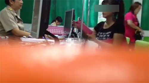 แรง !! หญิงด่าเจ้าหน้าที่ขนส่ง สิทธิส่วนบุคคลอย่าเสือก ฉุนทำหน้าไม่รับแขกแรง !! หญิงด่าเจ้าหน้าที่ขนส่ง สิทธิส่วนบุคคลอย่าเสือก ฉุนทำหน้าไม่รับแขก