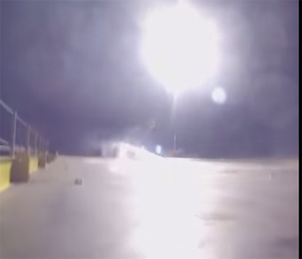 คลิประทึก จรวด SpaceX ชนฐานบึ้ม ขณะร่อนลงจอด 