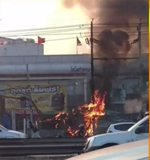 ถังแก๊สร่วงจากมอเตอร์ไซค์ ระเบิดบึ้ม ! ไฟลามร้านค้า-เสาไฟ