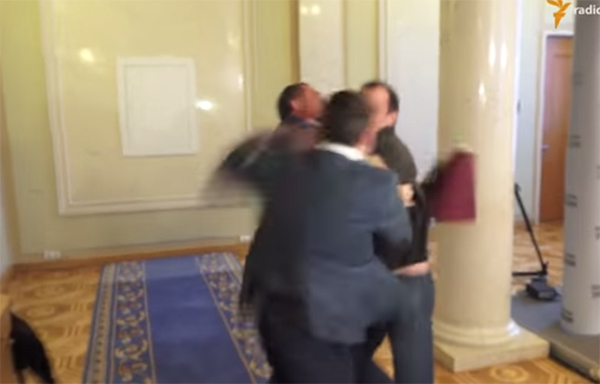 วุ่น !! ส.ส. วางมวยกลางสภายูเครน ค้านกฎหมายจัดที่ดินชุมชน 