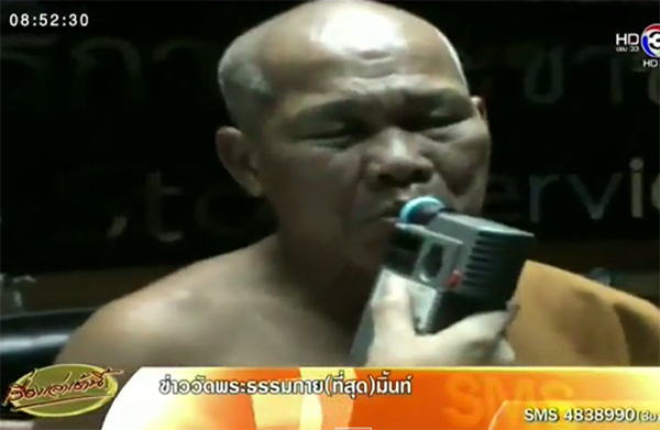 รวบพระเมาแล้วขับ พบโหลยาดอง-สีกานั่งรถมาด้วย