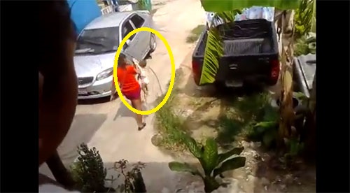 คลิป แม่ตีลูกประชดผัว ชาวบ้านสุดทนถ่ายคลิปประจาน   