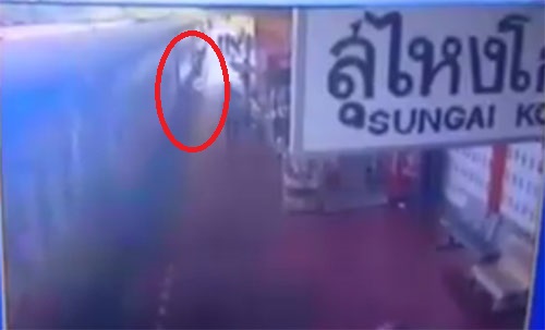 คลิปชายกระโดดขึ้นรถไฟ แต่พลาดถูกทับคอขาด