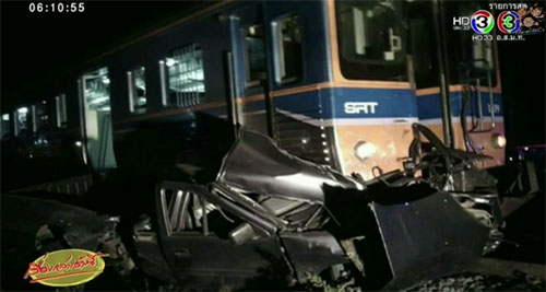 รถไฟอุดรฯ-กทม. ชนรถกระบะ บริเวณจุดลักผ่าน จ.ขอนแก่น