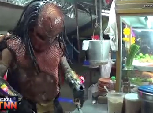 พ่อค้าแต่งชุดพรีเดเตอร์ ขายผัดไทยที่พัทยา อย่างเท่ 