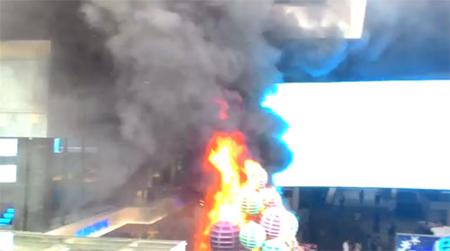 ไฟไหม้สยามสแควร์วัน ติดทางเชื่อมบีทีเอส คนหนีกระเจิง ไฟไหม้สยามสแควร์วัน ติดทางเชื่อมบีทีเอส คนหนีกระเจิง