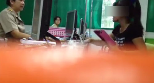 แรง !! หญิงด่าเจ้าหน้าที่ขนส่ง สิทธิส่วนบุคคลอย่าเสือก ฉุนทำหน้าไม่รับแขกแรง !! หญิงด่าเจ้าหน้าที่ขนส่ง สิทธิส่วนบุคคลอย่าเสือก ฉุนทำหน้าไม่รับแขก