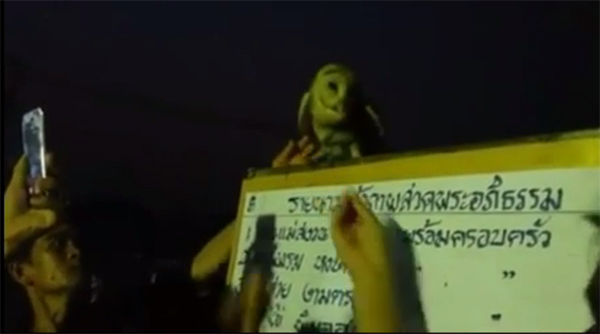 นกแสกโผล่เกาะป้ายงานศพ คนตะลึงทั้งงาน ผมนี่ขนลุกเลย