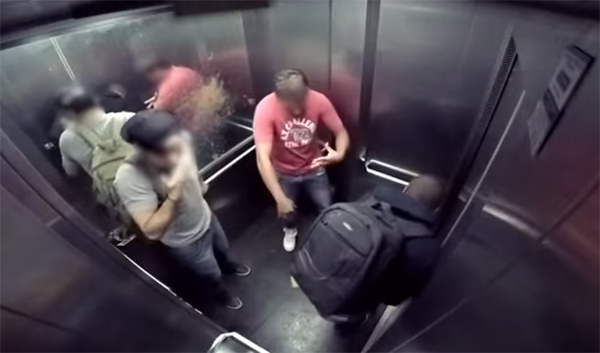 เหม็นหึ่งทั้งลิฟต์ !! คลิปแกล้งคนภายในลิฟต์ ด้วยการตดจนขี้พุ่ง