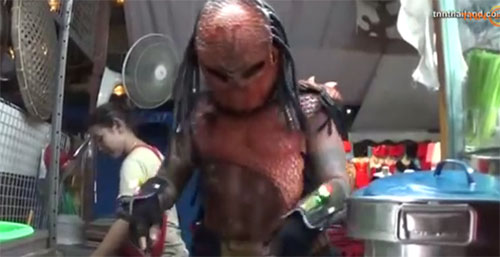 พ่อค้าแต่งชุดพรีเดเตอร์ ขายผัดไทยที่พัทยา อย่างเท่