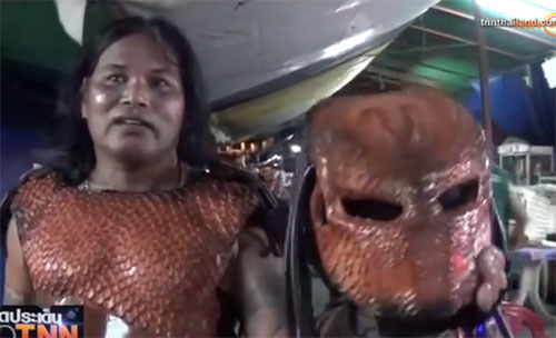 พ่อค้าแต่งชุดพรีเดเตอร์ ขายผัดไทยที่พัทยา อย่างเท่