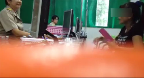 แรง !! หญิงด่าเจ้าหน้าที่ขนส่ง สิทธิส่วนบุคคลอย่าเสือก ฉุนทำหน้าไม่รับแขก