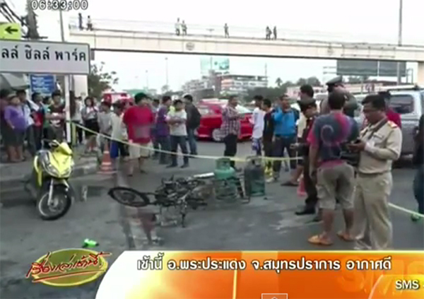 ถังแก๊สร่วงจากมอเตอร์ไซค์ ระเบิดบึ้ม ! ไฟลามร้านค้า-เสาไฟ