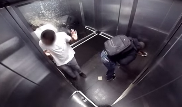 เหม็นหึ่งทั้งลิฟต์ !! คลิปแกล้งคนภายในลิฟต์ ด้วยการตดจนขี้พุ่ง