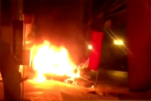 สลด คุณหมอหนุ่ม ขับรถแหกโค้งชนกำแพงไฟคลอก เสียชีวิต