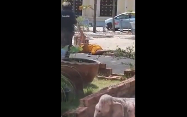 แชร์ว่อน คลิปทำร้ายพระสงฆ์กลางวัดชื่อดัง อ้างสติไม่สมประกอบ