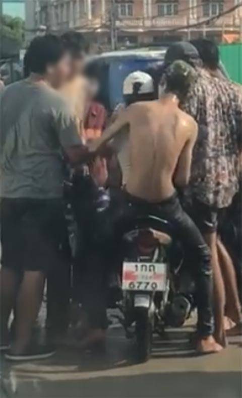 โจ๋รุมเล่นสงกรานต์กับสาว