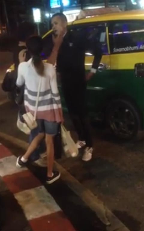 แชร์สนั่น ! คลิป บอย ถกลเกียรติ เจอแท็กซี่ขู่ยิง-สั่งไหว้รถ หลังฉุนเรียกไม่ไปทุบรถ 