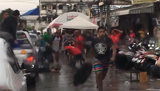 คลิปสงกรานต์สุรินทร์เดือด แก๊งวัยรุ่นยกพวกรุมกระทืบคนกลางถนน 