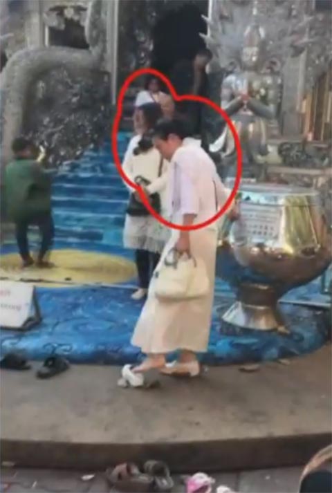 3 สาว เดินเข้าอุโบสถวัดดังเชียงใหม่