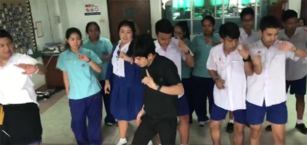 ครื้นเครงยกคลาส ! ครูนำนักเรียนซ้อมเต้น งานนี้ไม่มีใครยอมใคร