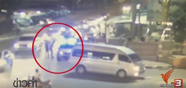 วิศวกรเดือดโดนรุมชก คว้าปืนยิงวัยรุ่นดับ 1 หลังเห็นครอบครัวถูกล้อม (มีคลิป)