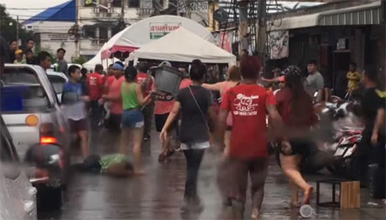 คลิปสงกรานต์สุรินทร์เดือด แก๊งวัยรุ่นยกพวกรุมกระทืบคนกลางถนน 