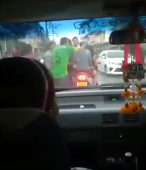 เสื่อม ! แก๊งโจ๋ตั้งจุดเล่นสงกรานต์ รุมหอมแก้ม-ล้วงจับหน้าอกสาว (มีคลิป)