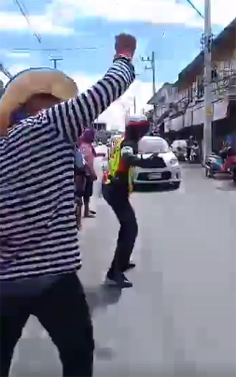  คลิปจราจรโบกรถอย่างมันส์