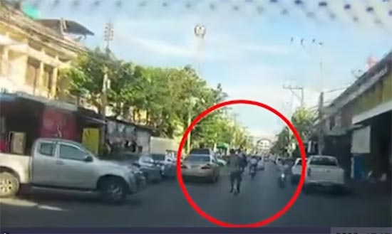 พ่อขี่จักรยานไฟฟ้าล้อเดียว