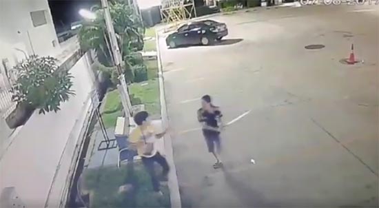 แก๊งวัยรุ่นรุมใช้มีดไล่ฟันคู่กรณีในปั๊มน้ำมันกลางดึก