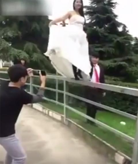 เจ้าสาวเคราะห์ร้าย ก้าวพลาดขณะถ่ายภาพงานแต่ง เห็นแล้วเจ็บแทน (มีคลิป)