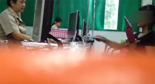 แรง !! หญิงด่าเจ้าหน้าที่ขนส่ง สิทธิส่วนบุคคลอย่าเสือก ฉุนทำหน้าไม่รับแขก
