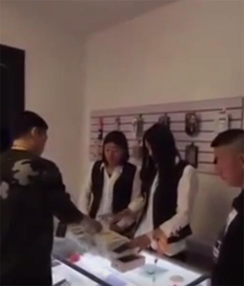 หนุ่มฟาดเงินปึกใหญ่ ซื้อ iPhone 7 มาทุบทิ้ง ฉุนถูกพนักงานดูถูก !