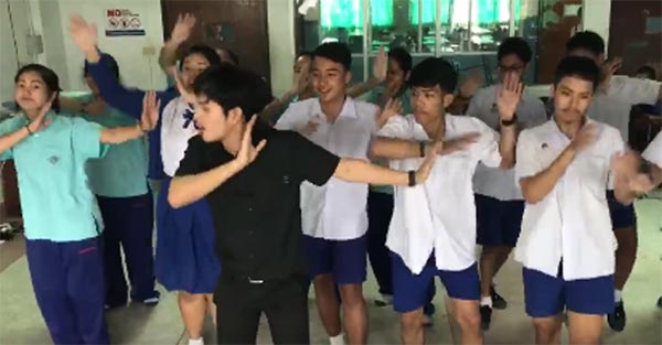 ครื้นเครงยกคลาส ! ครูนำนักเรียนซ้อมเต้น งานนี้ไม่มีใครยอมใคร