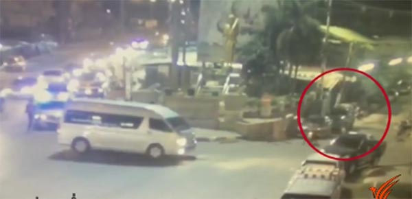 วิศวกรเดือดโดนรุมชก คว้าปืนยิงวัยรุ่นดับ 1 หลังเห็นครอบครัวถูกล้อม (มีคลิป)